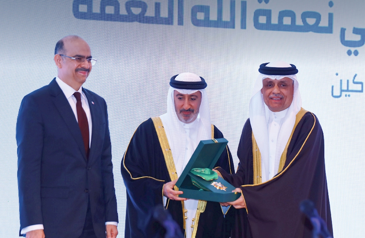 رئيس هيئة الكهرباء والماء يهنئ نائب الرئيس علي نعمة الله بمناسبة تكريمه بوسام مجلس التعاون للخدمة المدنية