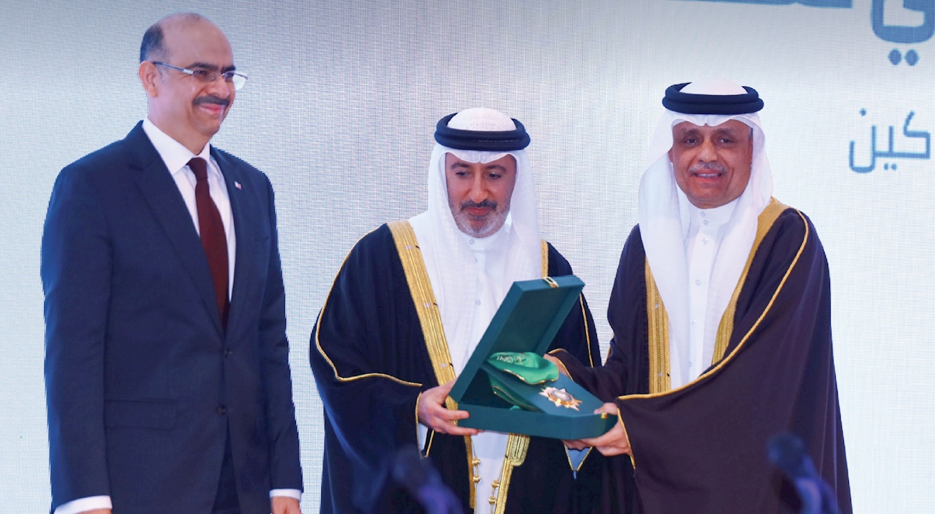 رئيس هيئة الكهرباء والماء يهنئ نائب الرئيس علي نعمة الله بمناسبة تكريمه بوسام مجلس التعاون للخدمة المدنية