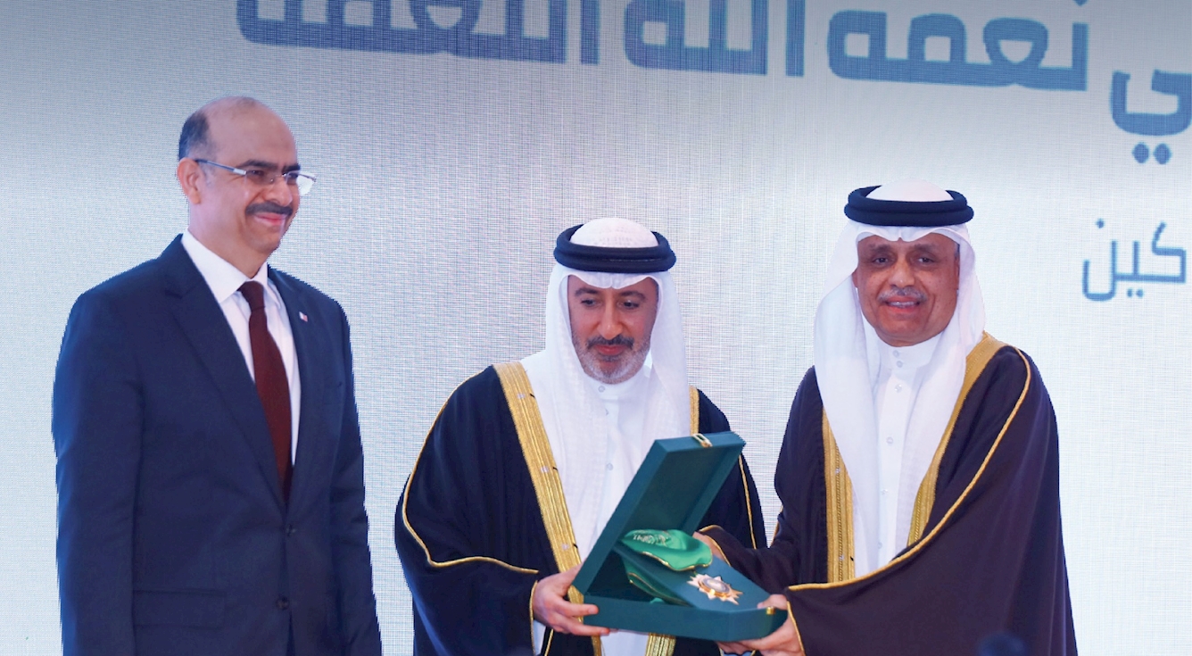 رئيس هيئة الكهرباء والماء يهنئ نائب الرئيس علي نعمة الله بمناسبة تكريمه بوسام مجلس التعاون للخدمة المدنية