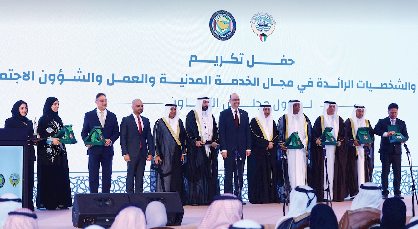 رئيس هيئة الكهرباء والماء يهنئ نائب الرئيس علي نعمة الله بمناسبة تكريمه بوسام مجلس التعاون للخدمة المدنية