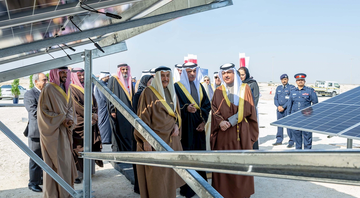 Shaikh Khalid bin Abdullah Al Khalifa lays the foundation stone for the Al Dur Solar Power Plant 